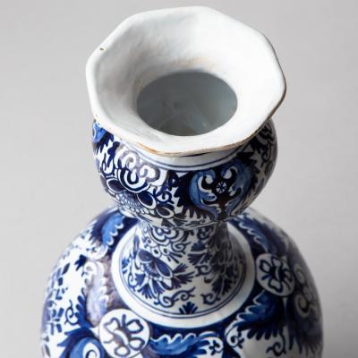 18TH CENTURY OCTAGONAL DUTCH DELFT BLUE AND WHITE WAISTED BOTTLE VASE