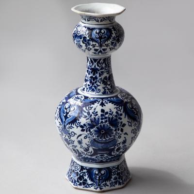 18TH CENTURY OCTAGONAL DUTCH DELFT BLUE AND WHITE WAISTED BOTTLE VASE