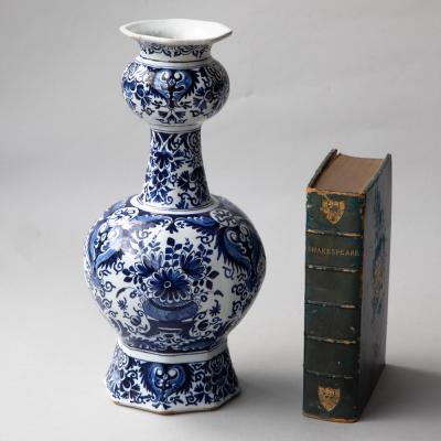 18TH CENTURY OCTAGONAL DUTCH DELFT BLUE AND WHITE WAISTED BOTTLE VASE