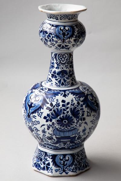 18TH CENTURY OCTAGONAL DUTCH DELFT BLUE AND WHITE WAISTED BOTTLE VASE