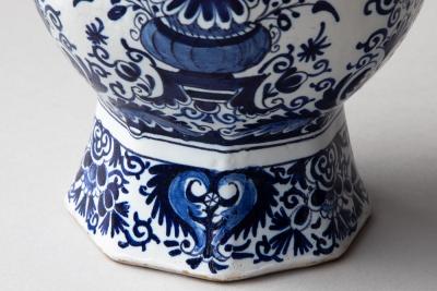 18TH CENTURY OCTAGONAL DUTCH DELFT BLUE AND WHITE WAISTED BOTTLE VASE