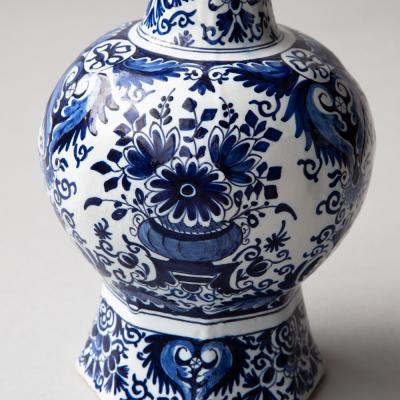18TH CENTURY OCTAGONAL DUTCH DELFT BLUE AND WHITE WAISTED BOTTLE VASE