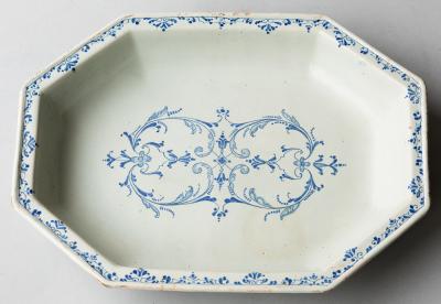 18TH CENTURY OCTAGONAL FAIENCE VEGETABLE DISH