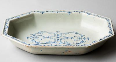 18TH CENTURY OCTAGONAL FAIENCE VEGETABLE DISH