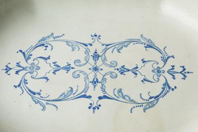 18TH CENTURY OCTAGONAL FAIENCE VEGETABLE DISH