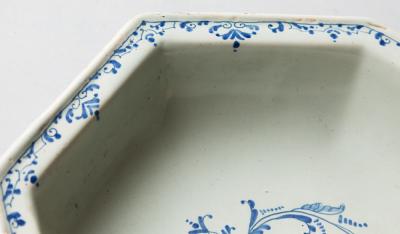 18TH CENTURY OCTAGONAL FAIENCE VEGETABLE DISH