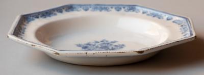 18TH CENTURY OCTAGONAL PLATE
