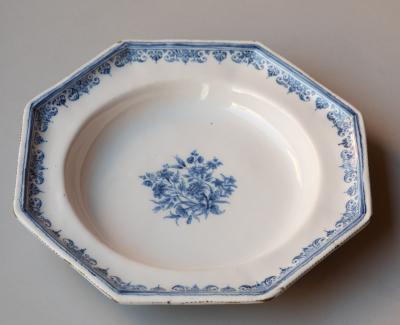 18TH CENTURY OCTAGONAL PLATE