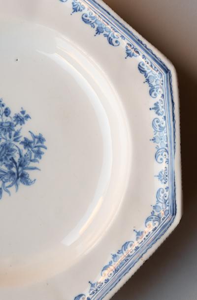 18TH CENTURY OCTAGONAL PLATE