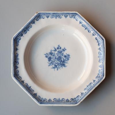 18TH CENTURY OCTAGONAL PLATE