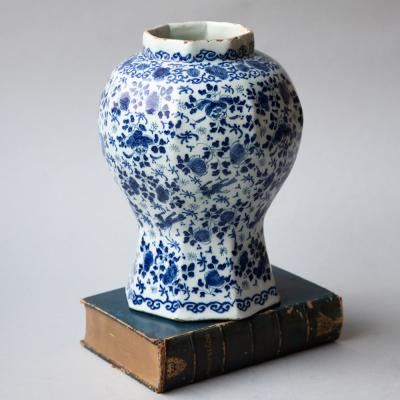 18th CENTURY DELFT OCTAGONAL BALUSTER VASE