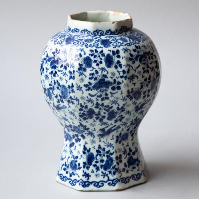 18th CENTURY DELFT OCTAGONAL BALUSTER VASE