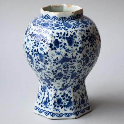 18th CENTURY DELFT OCTAGONAL BALUSTER VASE