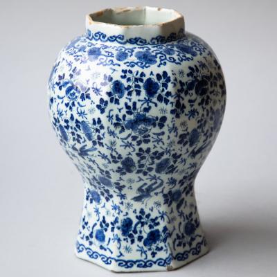 18th CENTURY DELFT OCTAGONAL BALUSTER VASE