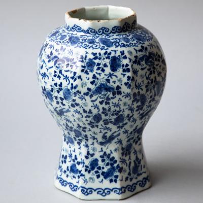 18th CENTURY DELFT OCTAGONAL BALUSTER VASE