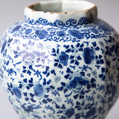 18th CENTURY DELFT OCTAGONAL BALUSTER VASE