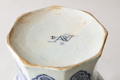 18th CENTURY DELFT OCTAGONAL BALUSTER VASE IN THE CHINOISERIE TASTE
