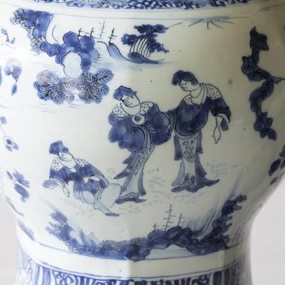 18th CENTURY DELFT OCTAGONAL BALUSTER VASE IN THE CHINOISERIE TASTE