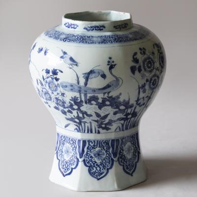 18th CENTURY DELFT OCTAGONAL BALUSTER VASE IN THE CHINOISERIE TASTE