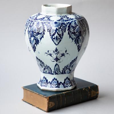 18th CENTURY ROUEN OCTAGONAL BALUSTER VASE
