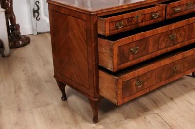 18th Century Venetian Walnut ad Mahogany Commode with Bookmatched Veneer