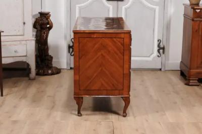 18th Century Venetian Walnut ad Mahogany Commode with Bookmatched Veneer