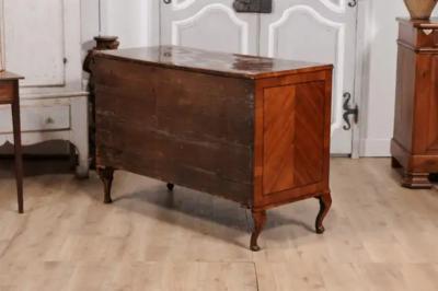 18th Century Venetian Walnut ad Mahogany Commode with Bookmatched Veneer