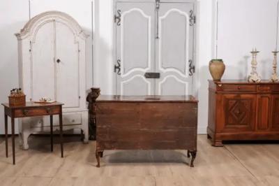 18th Century Venetian Walnut ad Mahogany Commode with Bookmatched Veneer