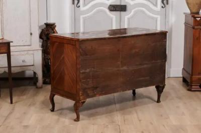18th Century Venetian Walnut ad Mahogany Commode with Bookmatched Veneer