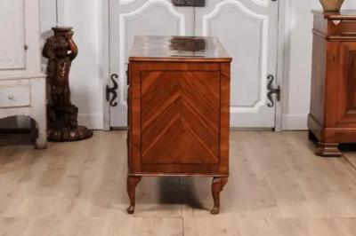 18th Century Venetian Walnut ad Mahogany Commode with Bookmatched Veneer