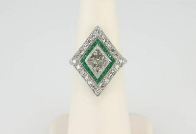 1930S EMERALD DIAMOND PLATINUM KITE SHAPED RING