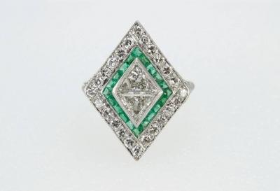1930S EMERALD DIAMOND PLATINUM KITE SHAPED RING