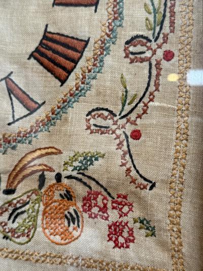 1930s EMBROIDERED WALL CLOCK IN WOOD AND GLASS CASE