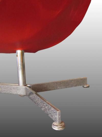 1950s canape in red leather with a base in chrome