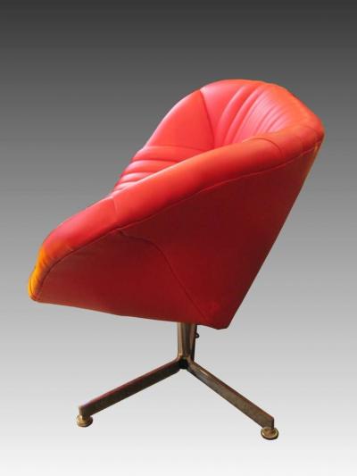 1950s canape in red leather with a base in chrome