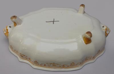 19TH CENTURY FA ENCE SOUP TUREEN DECORATED IN YELLOW OCHRE