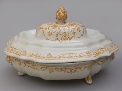 19TH CENTURY FA ENCE SOUP TUREEN DECORATED IN YELLOW OCHRE