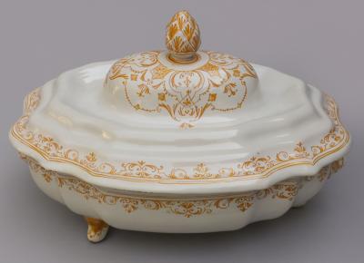 19TH CENTURY FA ENCE SOUP TUREEN DECORATED IN YELLOW OCHRE