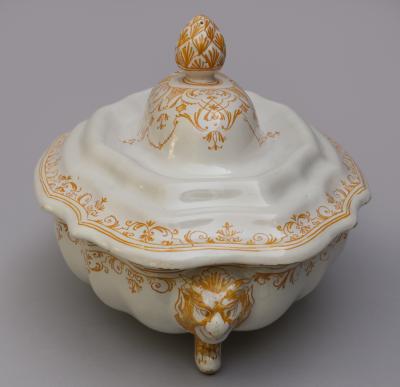 19TH CENTURY FA ENCE SOUP TUREEN DECORATED IN YELLOW OCHRE