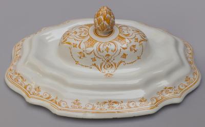 19TH CENTURY FA ENCE SOUP TUREEN DECORATED IN YELLOW OCHRE