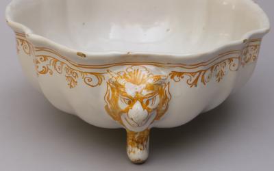 19TH CENTURY FA ENCE SOUP TUREEN DECORATED IN YELLOW OCHRE