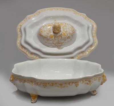 19TH CENTURY FA ENCE SOUP TUREEN DECORATED IN YELLOW OCHRE