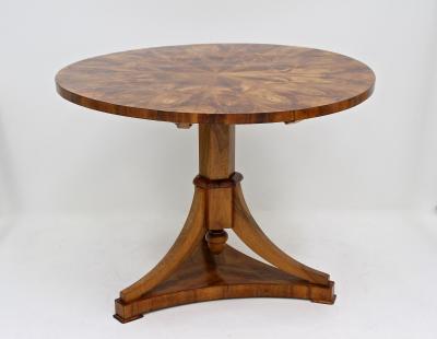 19th Century Biedermeier Walnut Center Dining Table Polished AT ca 1830