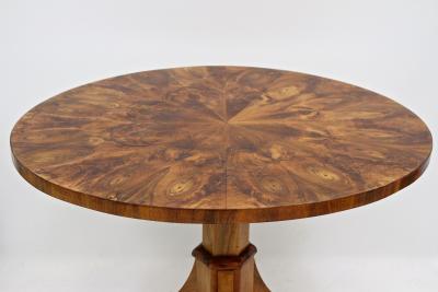 19th Century Biedermeier Walnut Center Dining Table Polished AT ca 1830