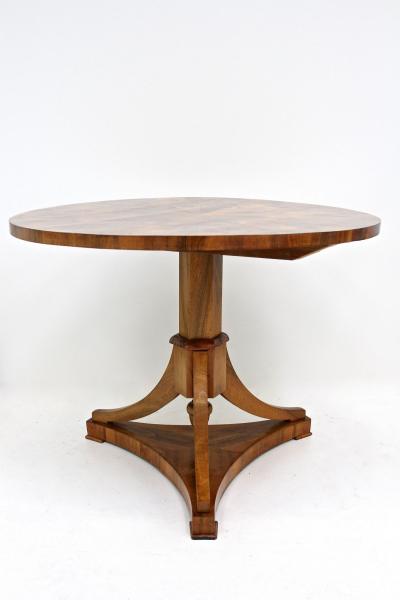 19th Century Biedermeier Walnut Center Dining Table Polished AT ca 1830