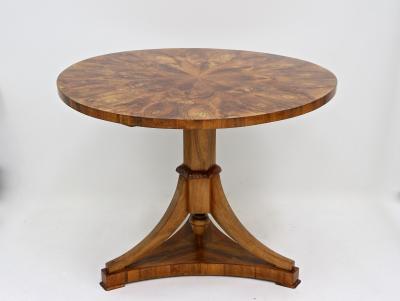19th Century Biedermeier Walnut Center Dining Table Polished AT ca 1830