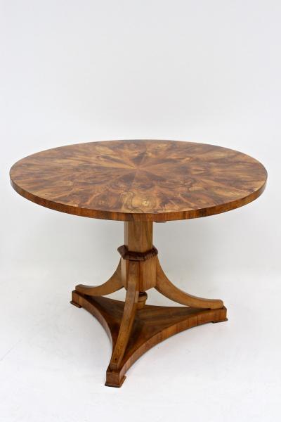 19th Century Biedermeier Walnut Center Dining Table Polished AT ca 1830