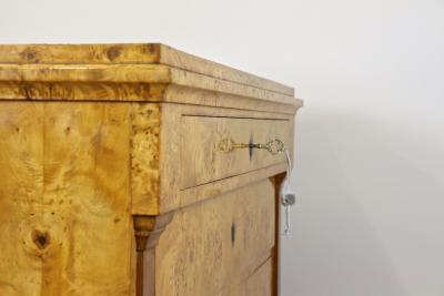 19th Century Birdseye Maple Biedermeier Chest Of Drawers Germany ca 1840