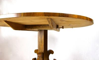 19th Century Round Biedermeier Dining Table Center Table Nutwood AT ca 1835