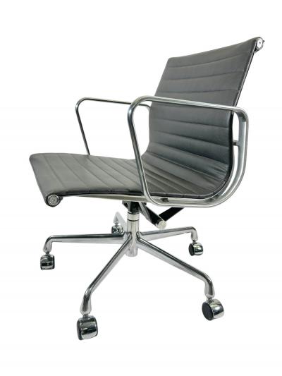 2009 Herman Miller Eames Aluminum Group Management Desk Chair in Gray Leather